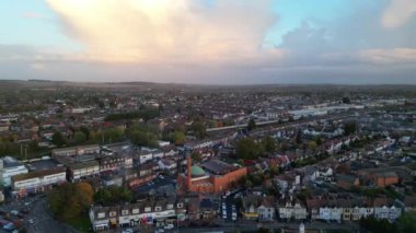 Gece boyunca İngiltere 'nin Luton şehrinin Aydınlanmış Yolları ve Konut Bölgesi Yüksek Açı Görünümü. Kamera 4 Kasım 2023 'te İHA' nın Kamerasıyla çekildi.