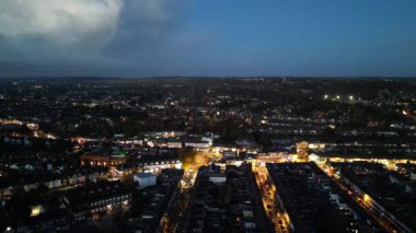 Gece boyunca İngiltere 'nin Luton şehrinin Aydınlanmış Yolları ve Konut Bölgesi Yüksek Açı Görünümü. Kamera 4 Kasım 2023 'te İHA' nın Kamerasıyla çekildi.