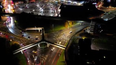 Gece boyunca İngiltere 'nin Luton şehrinin Aydınlanmış Yolları ve Konut Bölgesi Yüksek Açı Görünümü. Kamera 4 Kasım 2023 'te İHA' nın Kamerasıyla çekildi.
