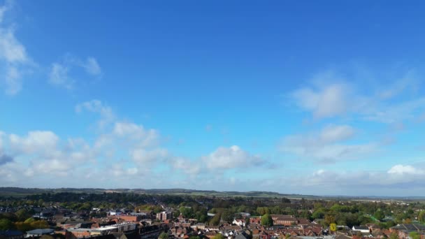 在寒冷和多风的日子里 英格兰上空美丽的天空和云彩的高角度影像 — 图库视频影像