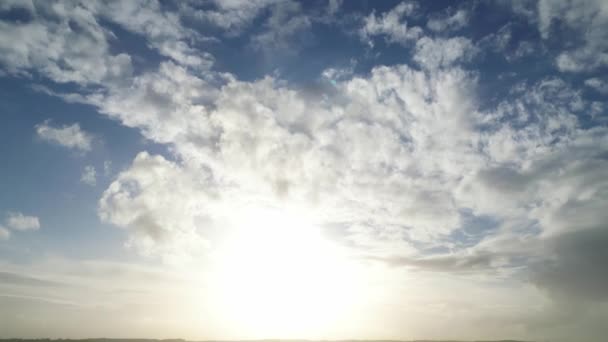 Nagranie Pod Wysokim Kątem Pięknego Nieba Chmur Nad Anglią Podczas — Wideo stockowe