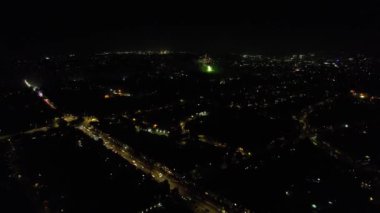 Gece boyunca İngiltere 'nin Luton şehrinin Aydınlanmış Yolları ve Konut Bölgesi Yüksek Açı Görünümü. Kamera 4 Kasım 2023 'te İHA' nın Kamerasıyla çekildi.