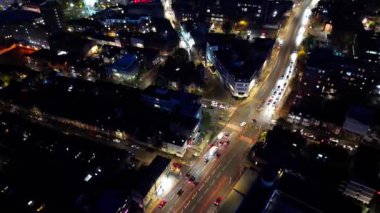 Gece boyunca İngiltere 'nin Luton şehrinin Aydınlanmış Yolları ve Konut Bölgesi Yüksek Açı Görünümü. Kamera 4 Kasım 2023 'te İHA' nın Kamerasıyla çekildi.