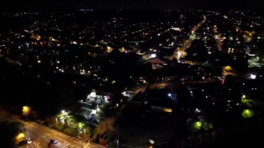 Gece boyunca İngiltere 'nin Luton şehrinin Aydınlanmış Yolları ve Konut Bölgesi Yüksek Açı Görünümü. Kamera 4 Kasım 2023 'te İHA' nın Kamerasıyla çekildi.