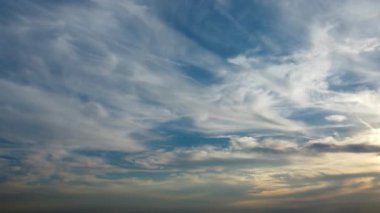 Soğuk ve Rüzgarlı Gün 'de Güzel Gök ve Bulutların Yüksek Açı Görüntüsü