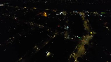 Gece boyunca İngiltere 'nin Luton şehrinin Aydınlanmış Yolları ve Konut Bölgesi Yüksek Açı Görünümü. Kamera 4 Kasım 2023 'te İHA' nın Kamerasıyla çekildi.