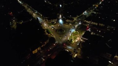 Gece boyunca İngiltere 'nin Luton şehrinin Aydınlanmış Yolları ve Konut Bölgesi Yüksek Açı Görünümü. Kamera 4 Kasım 2023 'te İHA' nın Kamerasıyla çekildi.