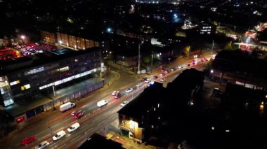 Gece boyunca İngiltere 'nin Luton şehrinin Aydınlanmış Yolları ve Konut Bölgesi Yüksek Açı Görünümü. Kamera 4 Kasım 2023 'te İHA' nın Kamerasıyla çekildi.
