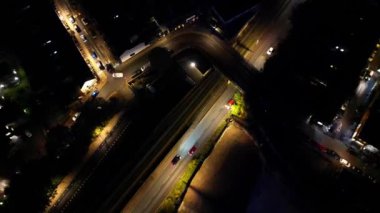 Gece boyunca İngiltere 'nin Luton şehrinin Aydınlanmış Yolları ve Konut Bölgesi Yüksek Açı Görünümü. Kamera 4 Kasım 2023 'te İHA' nın Kamerasıyla çekildi.