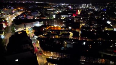 Gece boyunca İngiltere 'nin Luton şehrinin Aydınlanmış Yolları ve Konut Bölgesi Yüksek Açı Görünümü. Kamera 4 Kasım 2023 'te İHA' nın Kamerasıyla çekildi.