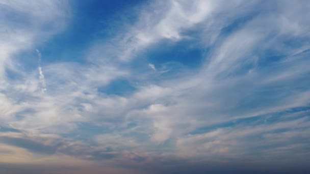 寒さと風の日にイングランド上空の美しい空と雲の高角度の映像 — ストック動画