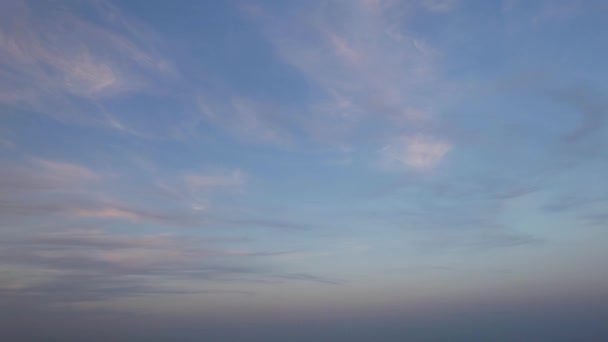 Vysokoúhlé Záběry Krásné Oblohy Mraků Nad Anglií Během Studeného Větrného — Stock video