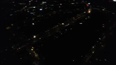 Gece boyunca İngiltere 'nin Luton şehrinin Aydınlanmış Yolları ve Konut Bölgesi Yüksek Açı Görünümü. Kamera 4 Kasım 2023 'te İHA' nın Kamerasıyla çekildi.