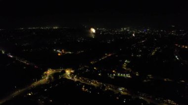 Gece boyunca İngiltere 'nin Luton şehrinin Aydınlanmış Yolları ve Konut Bölgesi Yüksek Açı Görünümü. Kamera 4 Kasım 2023 'te İHA' nın Kamerasıyla çekildi.