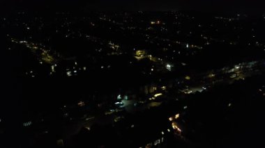 Gece boyunca İngiltere 'nin Luton şehrinin Aydınlanmış Yolları ve Konut Bölgesi Yüksek Açı Görünümü. Kamera 4 Kasım 2023 'te İHA' nın Kamerasıyla çekildi.