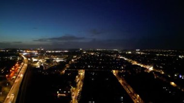 Gece boyunca İngiltere 'nin Luton şehrinin Aydınlanmış Yolları ve Konut Bölgesi Yüksek Açı Görünümü. Kamera 4 Kasım 2023 'te İHA' nın Kamerasıyla çekildi.
