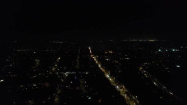 Gece boyunca İngiltere 'nin Luton şehrinin Aydınlanmış Yolları ve Konut Bölgesi Yüksek Açı Görünümü. Kamera 4 Kasım 2023 'te İHA' nın Kamerasıyla çekildi.