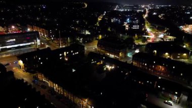 Gece boyunca İngiltere 'nin Luton şehrinin Aydınlanmış Yolları ve Konut Bölgesi Yüksek Açı Görünümü. Kamera 4 Kasım 2023 'te İHA' nın Kamerasıyla çekildi.