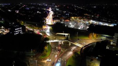 Gece boyunca İngiltere 'nin Luton şehrinin Aydınlanmış Yolları ve Konut Bölgesi Yüksek Açı Görünümü. Kamera 4 Kasım 2023 'te İHA' nın Kamerasıyla çekildi.