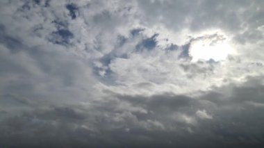 Parlak Bulutlu ve Rüzgarlı bir günde İngiltere 'nin Luton şehrinde hızlı hareket eden bulutlarla Yüksek Açı Güzel ve Dramatik Gökyüzü Görünümü