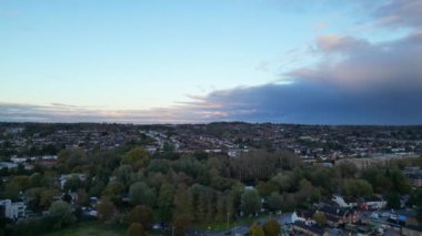 İngiltere 'nin Hemel Hempstead şehrinin yüksek açılı görüntüleri. İHA 'nın Kamerasıyla 5 Kasım 2023' te günbatımı saatinde çekildi..