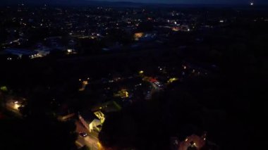 Gece boyunca İngiltere 'nin Merkez Hitchin kasabasının Aydınlanmış Yolları ve Residential Bölgesi Yüksek Açı Hızlandırılmış Görüntüleri. Görüntü İHA 'nın Kamerasıyla 28 Ekim 2023' te çekildi.