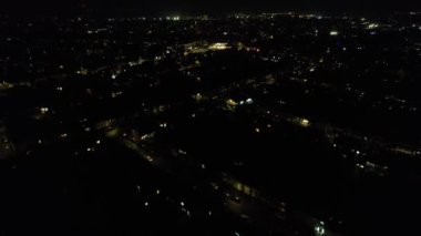 Gece boyunca İngiltere 'nin Luton şehrinin Aydınlanmış Yolları ve Konut Bölgesi Yüksek Açı Görünümü. Kamera 4 Kasım 2023 'te İHA' nın Kamerasıyla çekildi.