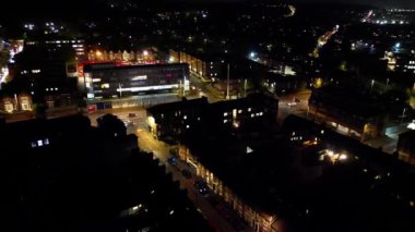 Gece boyunca İngiltere 'nin Luton şehrinin Aydınlanmış Yolları ve Konut Bölgesi Yüksek Açı Görünümü. Kamera 4 Kasım 2023 'te İHA' nın Kamerasıyla çekildi.