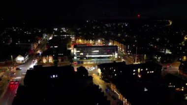 Gece boyunca İngiltere 'nin Luton şehrinin Aydınlanmış Yolları ve Konut Bölgesi Yüksek Açı Görünümü. Kamera 4 Kasım 2023 'te İHA' nın Kamerasıyla çekildi.