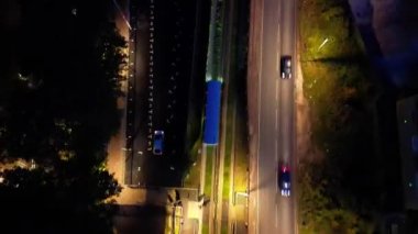 Gece boyunca İngiltere 'nin Luton şehrinin Aydınlanmış Yolları ve Konut Bölgesi Yüksek Açı Görünümü. Kamera 4 Kasım 2023 'te İHA' nın Kamerasıyla çekildi.