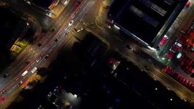 Gece boyunca İngiltere 'nin Luton şehrinin Aydınlanmış Yolları ve Konut Bölgesi Yüksek Açı Görünümü. Kamera 4 Kasım 2023 'te İHA' nın Kamerasıyla çekildi.