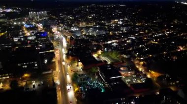 Gece boyunca İngiltere 'nin Luton şehrinin Aydınlanmış Yolları ve Konut Bölgesi Yüksek Açı Görünümü. Kamera 4 Kasım 2023 'te İHA' nın Kamerasıyla çekildi.