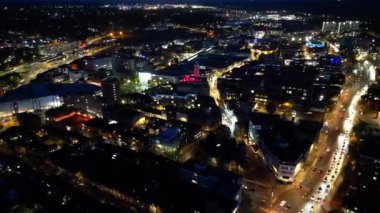 Gece boyunca İngiltere 'nin Luton şehrinin Aydınlanmış Yolları ve Konut Bölgesi Yüksek Açı Görünümü. Kamera 4 Kasım 2023 'te İHA' nın Kamerasıyla çekildi.