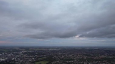 İngiliz şehrinde Günbatımı ve Bulutlar