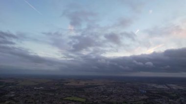 İngiliz şehrinde Günbatımı ve Bulutlar