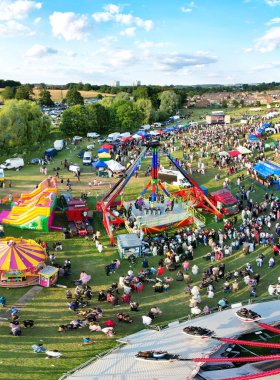 İngiltere 'nin Luton şehrinin yerel halk için sürüşleri ile Yüksek Açı Panoramik Panayır Manzarası. Festival, Müslüman Cemaati bayramını kutlamak amacıyla Tatiller sırasında düzenlendi. 29 Haziran 2023