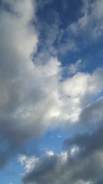 Eşsiz gökyüzünün yüksek açılı dikey görüntüsü ve İngiltere üzerindeki bulutlar