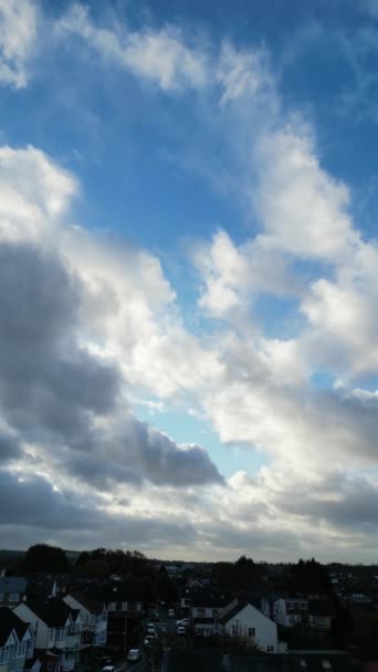 Высокая Англа Вертикальный След Уникального Неба Облаков Над Англией Великобритания — стоковое видео