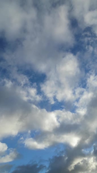 Vertikale Aufnahmen Von Himmel Und Wolken Über England — Stockvideo