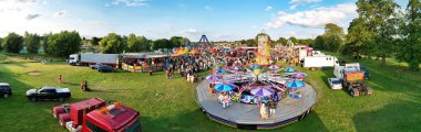 İngiltere 'nin Luton şehrinin yerel halk için sürüşleri ile Yüksek Açı Panoramik Panayır Manzarası. Festival, Müslüman Cemaati bayramını kutlamak amacıyla Tatiller sırasında düzenlendi. 29 Haziran 2023