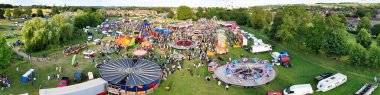 İngiltere 'nin Luton şehrinin yerel halk için sürüşleri ile Yüksek Açı Panoramik Panayır Manzarası. Festival, Müslüman Cemaati bayramını kutlamak amacıyla Tatiller sırasında düzenlendi. 29 Haziran 2023