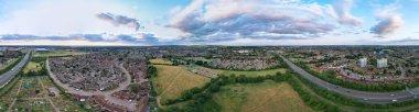 İngiltere 'nin Luton şehrinin en güzel yüksek açılı ultra geniş panoramik manzarası. Görüntü İHA 'nın kamerasıyla 29 Haziran 2023' te çekildi.