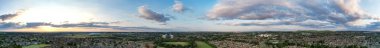 İngiltere 'nin Luton şehrinin en güzel yüksek açılı ultra geniş panoramik manzarası. Görüntü İHA 'nın kamerasıyla 29 Haziran 2023' te çekildi.