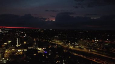 İngiliz Hava Görüntüsü, Luton Town 'u gece boyunca gün batımından hemen sonra aydınlattı. Kamera, 1 Eylül 2023 'te Drone' un Kamerasıyla çekildi. Luton, İngiltere İngiltere
