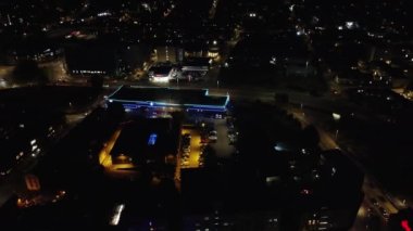 İngiliz Hava Görüntüsü, Luton Town 'u gece boyunca gün batımından hemen sonra aydınlattı. Kamera, 1 Eylül 2023 'te Drone' un Kamerasıyla çekildi. Luton, İngiltere İngiltere