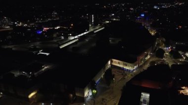 İngiliz Hava Görüntüsü, Luton Town 'u gece boyunca gün batımından hemen sonra aydınlattı. Kamera, 1 Eylül 2023 'te Drone' un Kamerasıyla çekildi. Luton, İngiltere İngiltere