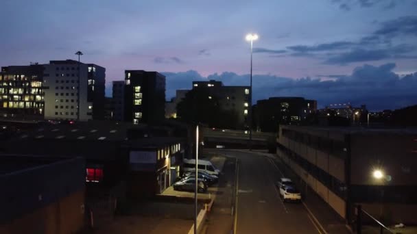 イギリスのイルミネーションされたルートンタウンの空中映像は 夜の夕暮れのちょうど後に 2023年9月1日 ドローンのカメラで撮影された ルートン イギリス — ストック動画