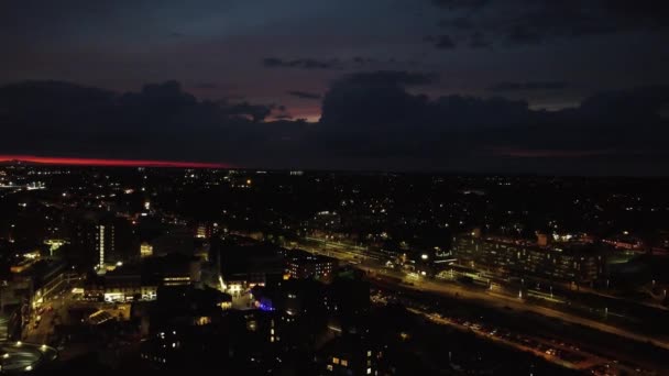 Luftaufnahmen Der Beleuchteten Britischen Stadt Luton Bei Sonnenuntergang Während Der — Stockvideo