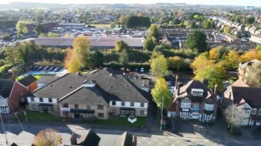 Leagrave Luton Kasabası 'nın Zaman Hızlandırılmış Hava Görüntüsü ve Konut Evleri. Luton, İngiltere. 7 Kasım 2023