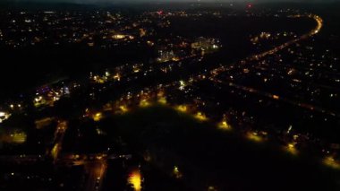 Gece boyunca İngiltere 'nin Luton şehrinin Aydınlanmış Yolları ve Konut Bölgesi Havadan Görünümü. Kamera 4 Kasım 2023 'te İHA' nın Kamerasıyla çekildi.